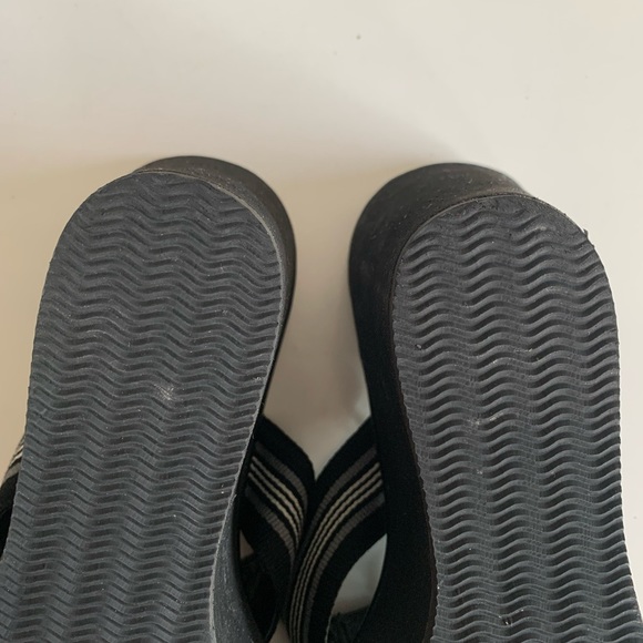 Tommy Hilfiger black platform flip flops - Picture 5 of 7
